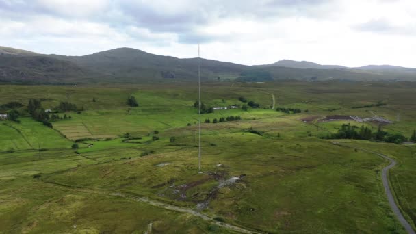 Vue aérienne de la tour d'émission sur un champ agricole dans les hautes terres irlandaises par Glenties dans le comté de Donegal — Video