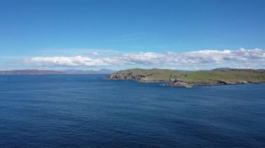 Dunmore 'un Portnoo ve Donegal County' deki Inishkeel adasıyla havadan görüntüsü - İrlanda