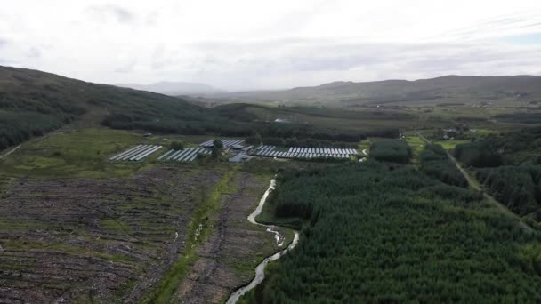 Вид с воздуха на типичную меховую ферму с минками — стоковое видео