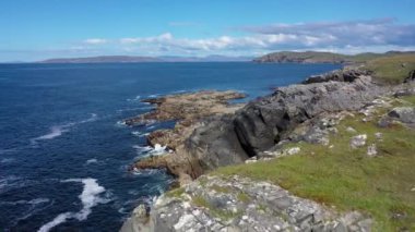 Donegal İlçesi 'ndeki Dawros kıyı şeridinin havadan görüntüsü - İrlanda