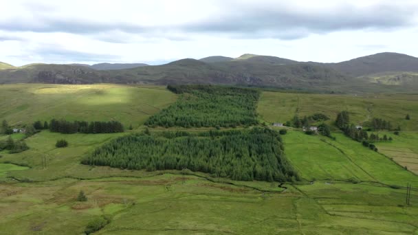 Vista aérea das colinas por Glenties em Donegal - Irlanda . — Vídeo de Stock