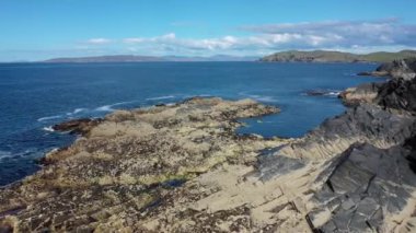 Donegal İlçesi 'ndeki Dawros kıyı şeridinin havadan görüntüsü - İrlanda