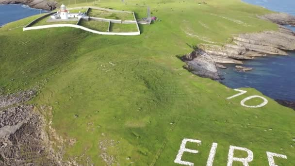 Vista aérea de la hermosa costa en St. Johns Point, Condado de Donegal, Irlanda — Vídeos de Stock