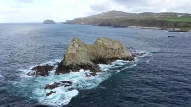 Vliegen boven de zee stapels aan de prachtige kust bij Maling Well, Inishowen - County Donegal, Ierland — Stockvideo