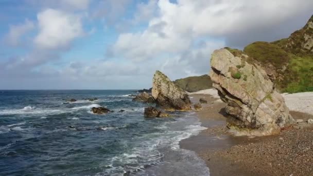 Widok z lotu ptaka na piękne wybrzeże w Maling Well, Inishowen - County Donegal, Irlandia — Wideo stockowe