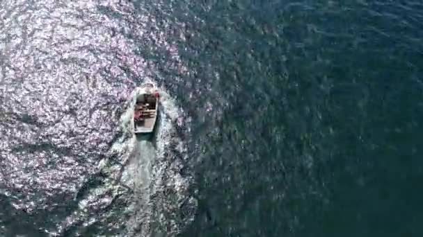 Donegal, İrlanda 'daki Dawros' ta balıkçı teknesi — Stok video