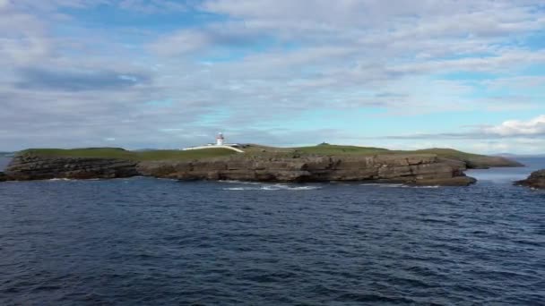 Vista aérea de la hermosa costa en St. Johns Point, Condado de Donegal, Irlanda — Vídeo de stock