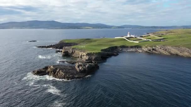Uitzicht vanuit de lucht op de prachtige kust bij St. Johns Point, County Donegal, Ierland — Stockvideo