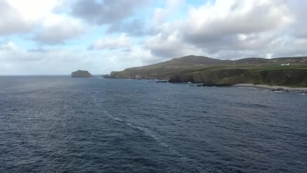 Widok z lotu ptaka na piękne wybrzeże w Maling Well, Inishowen - County Donegal, Irlandia — Wideo stockowe
