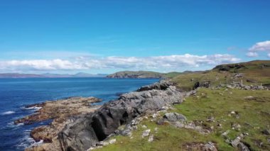 Donegal İlçesi 'ndeki Dawros kıyı şeridinin havadan görüntüsü - İrlanda
