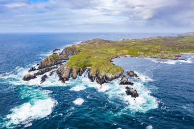 İrlanda 'daki Malin Head kıyı şeridinin havadan görüntüsü