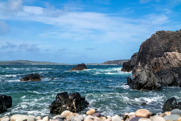 La bellissima costa vicino al Castello di Carrickabraghy - Isola di Doagh, Inishowen, Contea di Donegal - Irlanda — Foto Stock