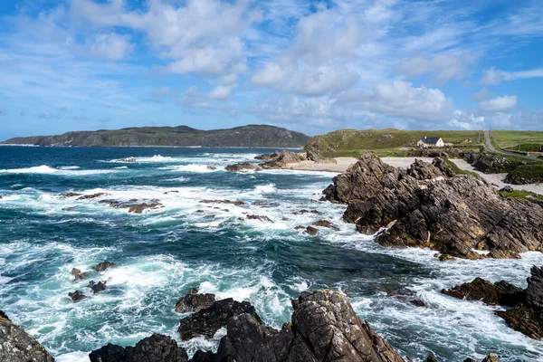 A bela costa ao lado do Castelo de Carrickabraghy - Ilha de Doagh, Inishowen, Condado de Donegal - Irlanda — Fotografia de Stock