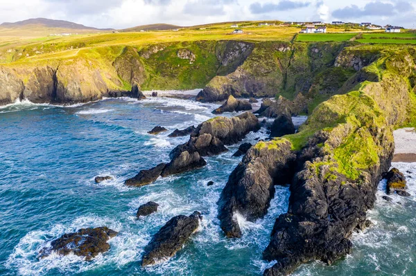 Vista aérea da bela costa em Maling Well, Inishowen - County Donegal, Irlanda — Fotografia de Stock