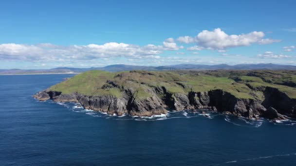 Вид з повітря на голову Данмора з островом Портноо та островом Ініскіл у графстві Донегал (Ірландія). — стокове відео