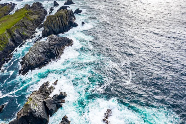 Flygfoto över kusten vid Malin Head i Irland — Stockfoto