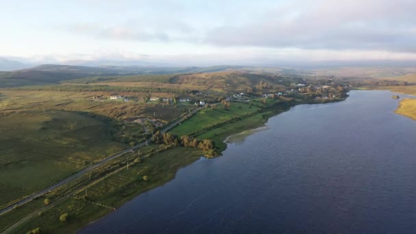 Widok z lotu ptaka na jezioro Lough Finn niedaleko Finntown w Co Donegal — Wideo stockowe