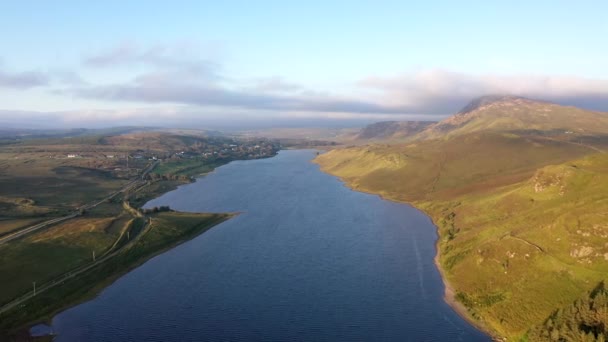 Co Donegal芬兰镇附近的Lough Finn湖的空中景观 — 图库视频影像