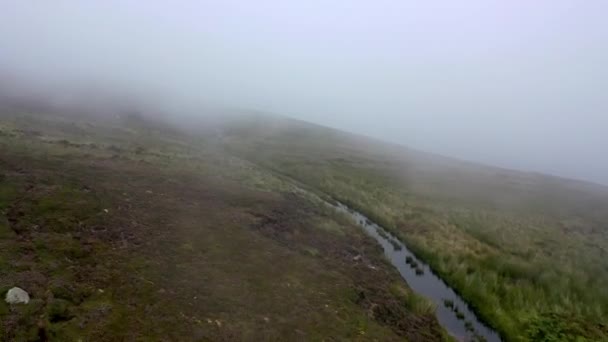 บินผ่านหมอกหนาแน่นที่ภูเขา Glengad ที่ Malin ในเขต Donegal ไอร์แลนด์ — วีดีโอสต็อก