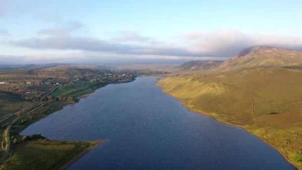 Widok z lotu ptaka na jezioro Lough Finn niedaleko Finntown w Co Donegal — Wideo stockowe