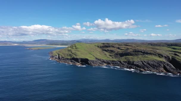 Vista aérea de Dunmore head con Portnoo y la isla de Inishkeel en el Condado de Donegal - Irlanda — Vídeos de Stock
