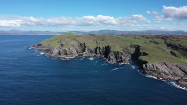 Dunmore 'un Portnoo ve Donegal County' deki Inishkeel adasıyla havadan görüntüsü - İrlanda