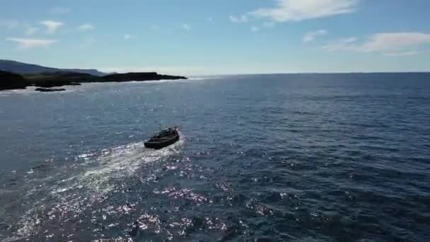 Рыболовецкое судно в Давросе, графство Донегал, Ирландия — стоковое видео