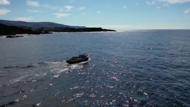 Donegal, İrlanda 'daki Dawros' ta balıkçı teknesi — Stok video