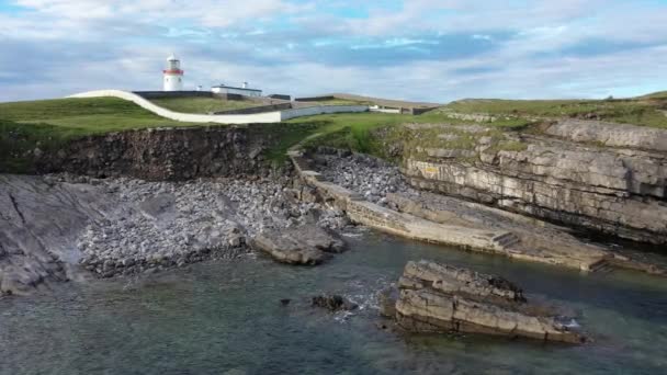 Uitzicht vanuit de lucht op de prachtige kust bij St. Johns Point, County Donegal, Ierland — Stockvideo