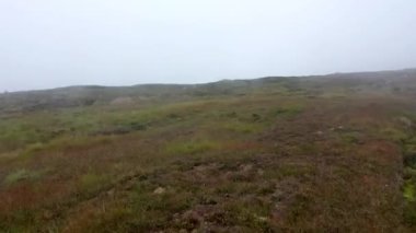 Donegal 'in Malin ilçesindeki Glengad Dağı' nda yoğun siste uçuyoruz.