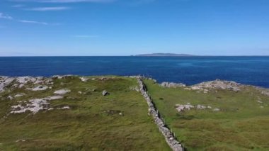 Donegal, İrlanda 'da Dawros' taki taş duvarın havadan görünüşü