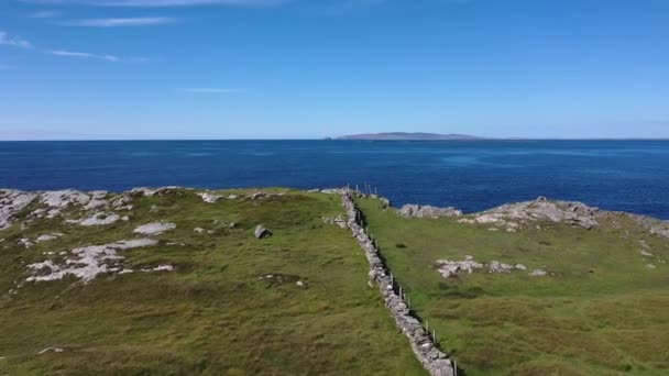 Widok z lotu ptaka na kamienny mur w Dawros w hrabstwie Donegal - Irlandia — Wideo stockowe