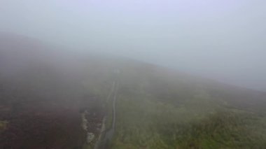 Donegal 'in Malin ilçesindeki Glengad Dağı' nda yoğun siste uçuyoruz.