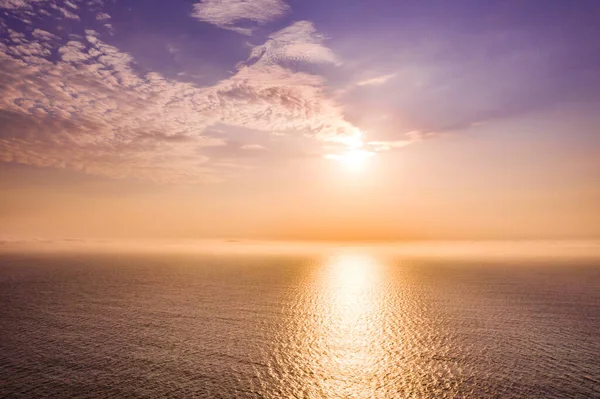 Luftaufnahme des Sonnenuntergangs an der Küste von Daros in der Grafschaft Donegal - Irland. — Stockfoto