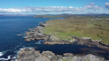 Donegal İlçesi 'ndeki Dawros kıyı şeridinin havadan görüntüsü - İrlanda
