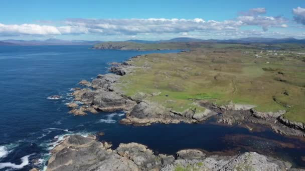ドニゴール州のドーロス島の海岸線の空中ビュー-アイルランド — ストック動画