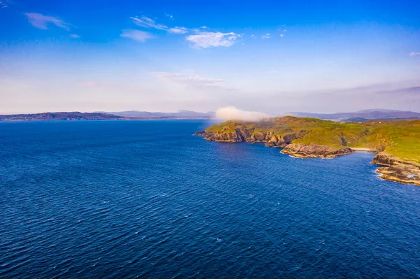 多内加尔-爱尔兰县邓莫尔头颅与波尔诺和英尼谢克尔岛的空中景观 — 图库照片