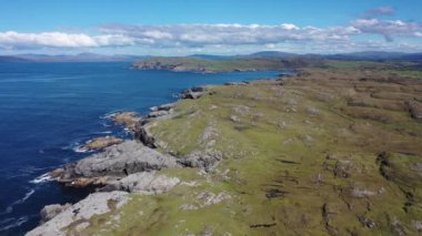 Donegal İlçesi 'ndeki Dawros kıyı şeridinin havadan görüntüsü - İrlanda