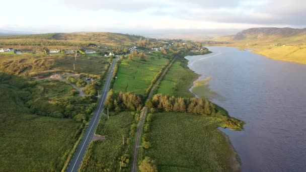 Widok z lotu ptaka na jezioro Lough Finn niedaleko Finntown w Co Donegal — Wideo stockowe