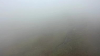 Donegal 'in Malin ilçesindeki Glengad Dağı' nda yoğun siste uçuyoruz.