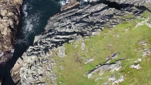 Donegal İlçesi 'ndeki Dawros kıyı şeridinin havadan görüntüsü - İrlanda — Stok video