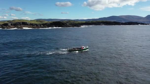 Рыболовецкое судно в Давросе, графство Донегал, Ирландия — стоковое видео