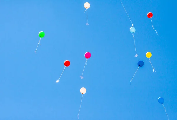 Барвисті кульки з літерами, що летять у блакитному небі — стокове фото