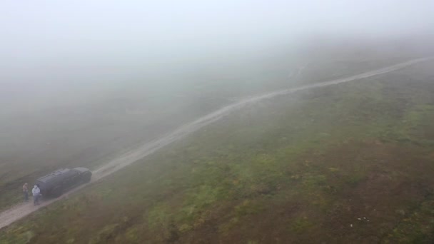 Flyger genom tät dimma vid Glengadberget i Malin i Donegal - Irland — Stockvideo
