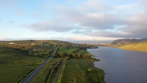 Widok z lotu ptaka na jezioro Lough Finn niedaleko Finntown w Co Donegal — Wideo stockowe