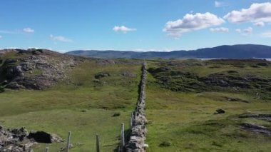 Donegal, İrlanda 'da Dawros' un kıyı şeridindeki sınır duvarının hava görüntüsü.