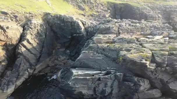 Donegal İlçesi 'ndeki Dawros kıyı şeridinin havadan görüntüsü - İrlanda — Stok video
