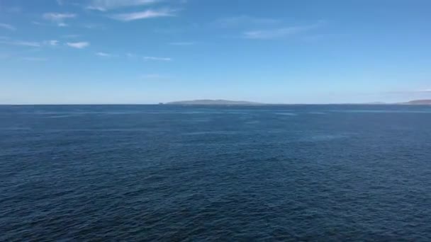 Volando hacia Arranmore Island en el Condado de Donegal - Irlanda — Vídeo de stock