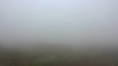 Donegal 'in Malin ilçesindeki Glengad Dağı' nda yoğun siste uçuyoruz.