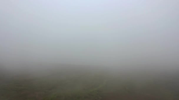 Volare attraverso la fitta nebbia sul monte Glengad a Malin nella contea di Donegal - Irlanda — Video Stock